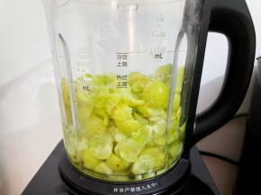 将油柑肉放入料理机，加入纯净水