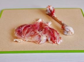 鸡腿去骨。