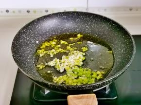 起油锅，加入葱花蒜末炒比出香味。