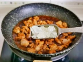 加入冰糖翻炒均匀。