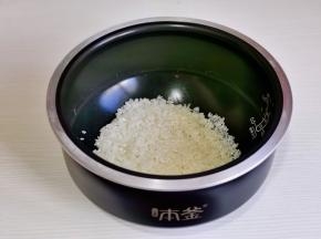 米淘好倒入电饭煲中。