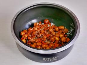 再倒入炒好的板栗鸡肉。