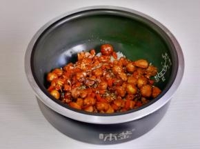 再倒入炒好的板栗鸡肉。