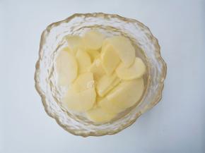 土豆去皮切片泡水，