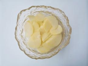土豆去皮切片泡水，