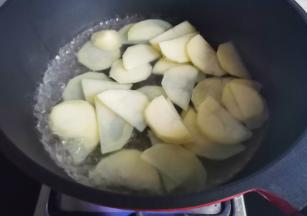 锅中烧开水，加少量油和盐，放入土豆焯水1分钟捞出过凉。