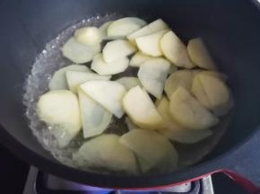 锅中烧开水，加少量油和盐，放入土豆焯水1分钟捞出过凉。