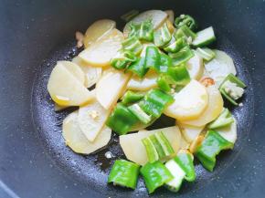 加青椒炒一分钟，