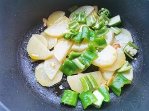 加青椒炒一分钟，