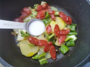 加盐炒匀出锅。