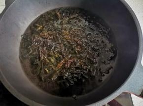 锅内放入适量清水烧开，放入紫菜