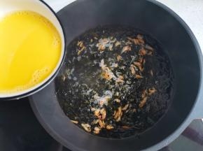 水滚了再沿锅边匀速淋入鸡蛋液，边淋边用筷子顺时针搅拌均匀。