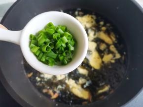 撒葱花，