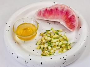 食材：红心柚子，蜂蜜，茉莉。