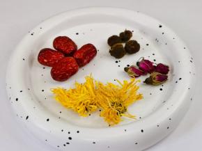 食材：红枣，桂圆，玫瑰花，金丝菊。
