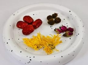 食材：红枣，桂圆，玫瑰花，金丝菊。