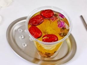 美白肌肤，改善暗沉。