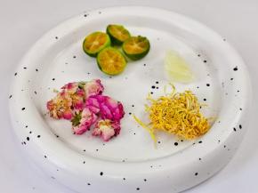 食材：青柠，金丝菊，玫瑰花，冰糖。
