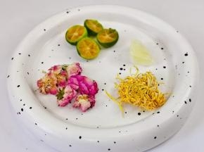 食材：青柠，金丝菊，玫瑰花，冰糖。

