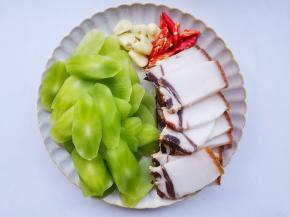 准备好所有食材，莴笋切厚片，腊肉切片，大蒜小米椒切碎。