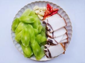 准备好所有食材，莴笋切厚片，腊肉切片，大蒜小米椒切碎。