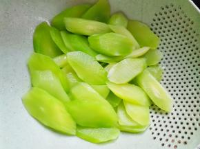 锅中烧开水，加一勺盐，滴几滴油，放入莴笋焯水1分钟捞出过凉备用。