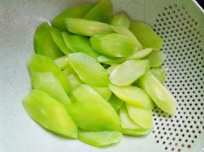 锅中烧开水，加一勺盐，滴几滴油，放入莴笋焯水1分钟捞出过凉备用。