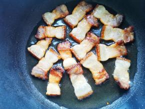 腊肉煎至透明盛出。