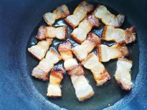 腊肉煎至透明盛出。