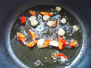 利用余油爆香大蒜小米椒，