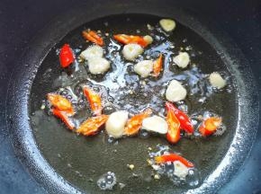 利用余油爆香大蒜小米椒，