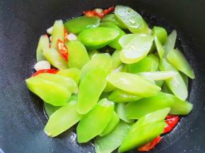 加入莴笋翻炒一分钟，