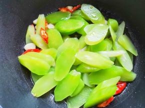 加入莴笋翻炒一分钟，