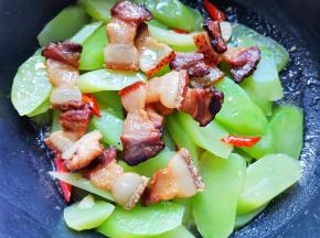 加入腊肉，