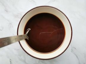 蚝油、老抽各1勺(每勺15ml) ，生抽2勺，1勺白糖， 1勺淀粉兑半碗水拌匀。