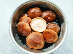 香菇洗干净后，去蒂，