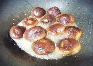 锅里放水，倒入香菇，煮开，煮出浮沫，煮到香菇有褐色水就可以捞出沥水。