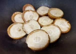 锅里放油，炒香蒜末，倒入香菇翻炒，炒至香菇变软，