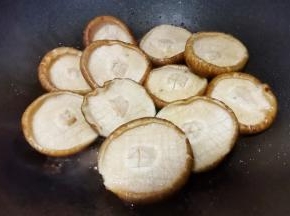 锅里放油，炒香蒜末，倒入香菇翻炒，炒至香菇变软，
