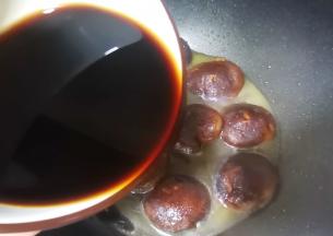 倒入调好的酱汁，