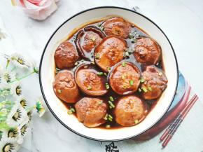 出锅撒葱花，超下饭的酱汁香菇就做好啦！