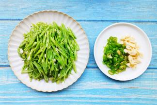 四季豆切丝。蒜切末，辣椒切小段。