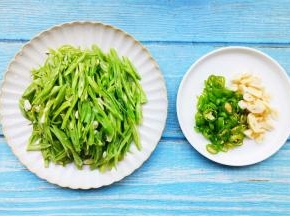 四季豆切丝。蒜切末，辣椒切小段。