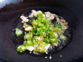 起锅热油，爆香蒜末辣椒。