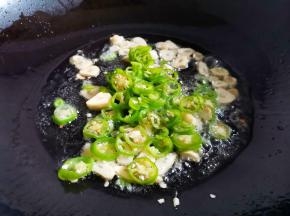 起锅热油，爆香蒜末辣椒。
