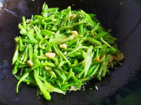 加入豆角丝，翻炒至变色，