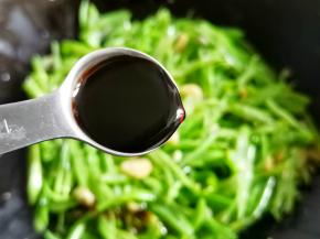 加一勺生抽，1勺蚝油