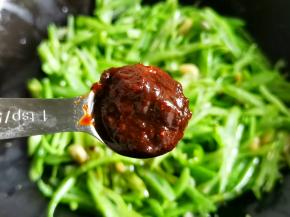 一勺豆瓣酱炒至变色，