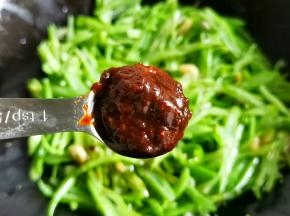 一勺豆瓣酱炒至变色，