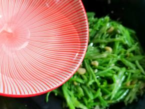 再加小半碗水再次翻炒至熟。